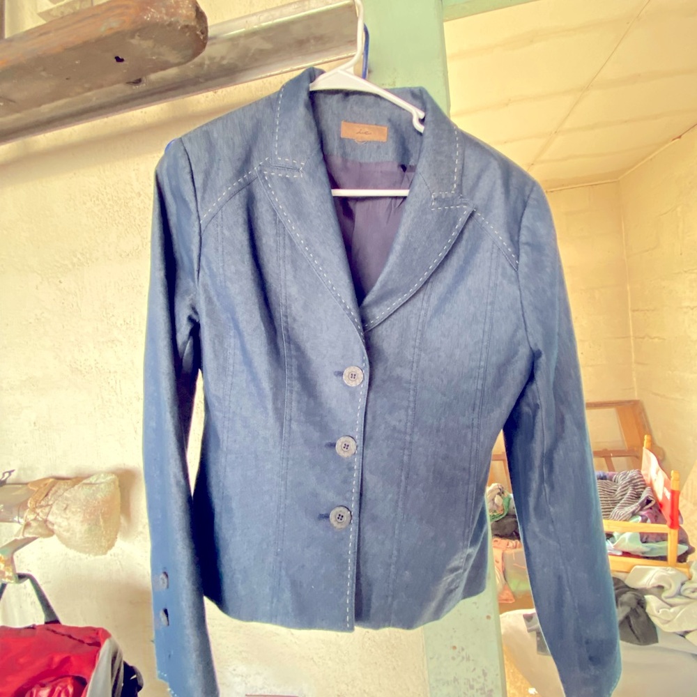 Women’s blue denim blazer with very cute white stitch detail trim. One button sz